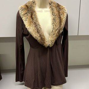 Boston Proper sweater with tan faux fur collar